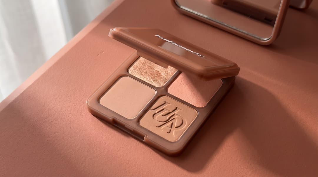 Huda Beauty Bronze Filter Palette in Light. AI editorial illustration based on the official product photograph.